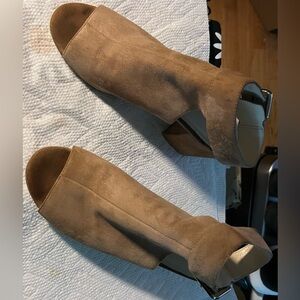 NINE WEST 8.5 tan/taupe suede leather sling back ankle bootie 2” heel